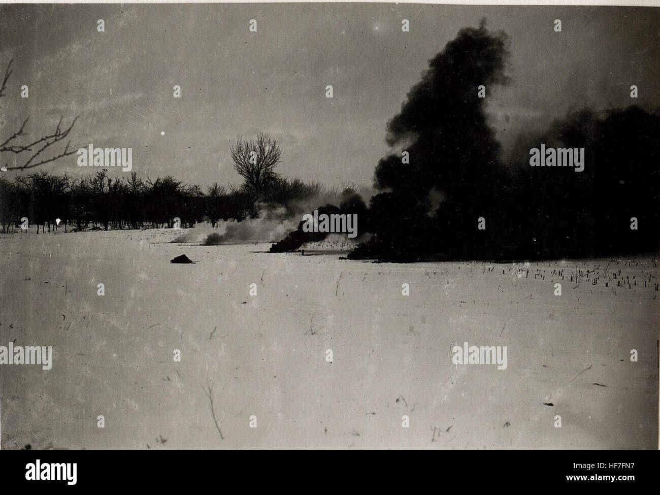 Dieses Bild aus den Europeana-Sammlungen zeigt eine Kriegskarte und ein Vermessungsinstrument, das während des Ersten Weltkrieges vom deutschen Militär verwendet wurde. Das Bild spiegelt die Bedeutung der militärischen Technik und Vermessungstechniken während des Krieges wider. Stockfoto