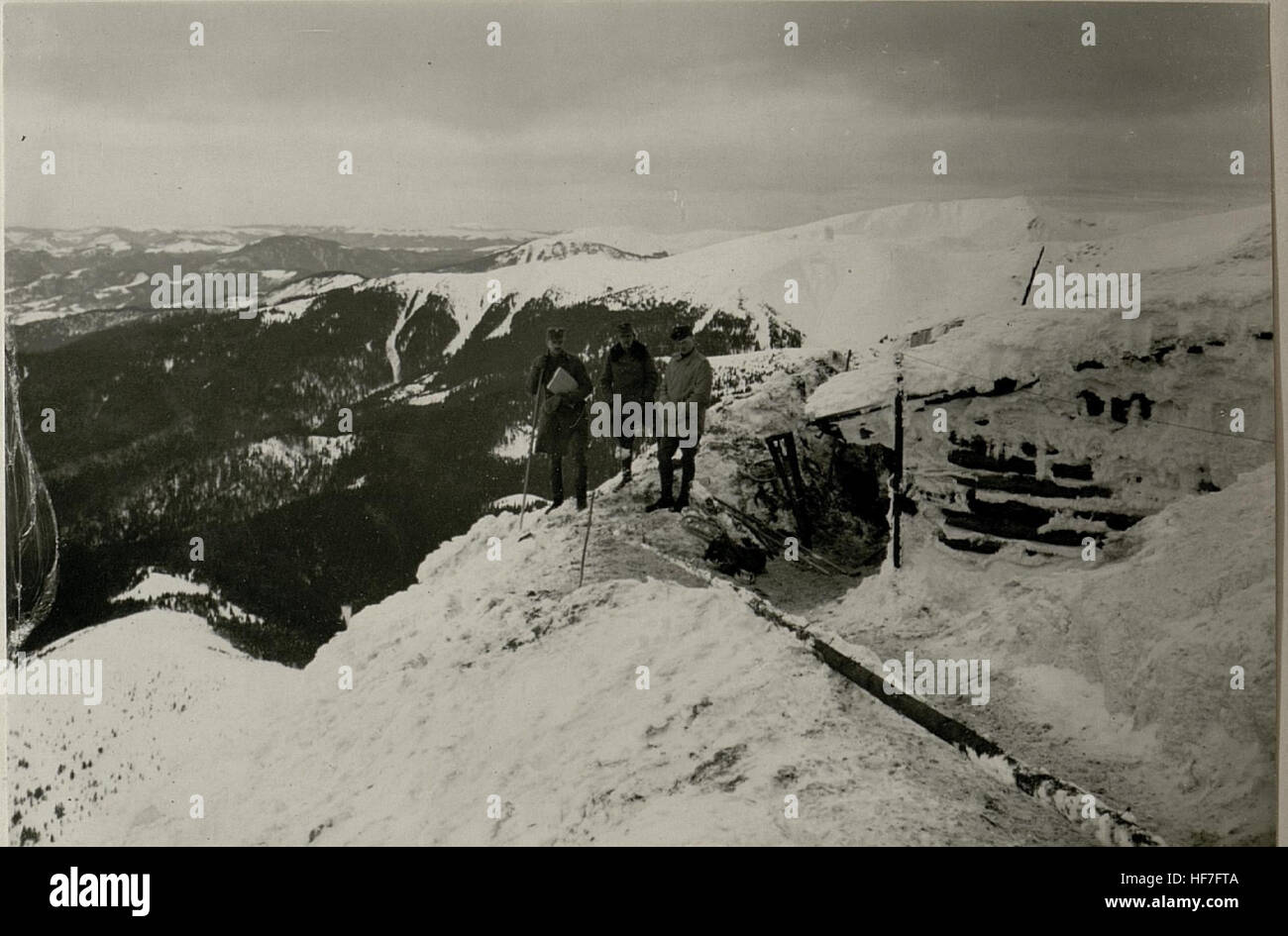 Dieses historische Bild aus dem Ersten Weltkrieg zeigt den Offiziersstand der württembergischen G.B.6-Einheit. Das Bild spiegelt die militärische Struktur während des Krieges und die Rolle der Offiziere bei Operationen und Messungen in Kriegszeiten wider. Stockfoto