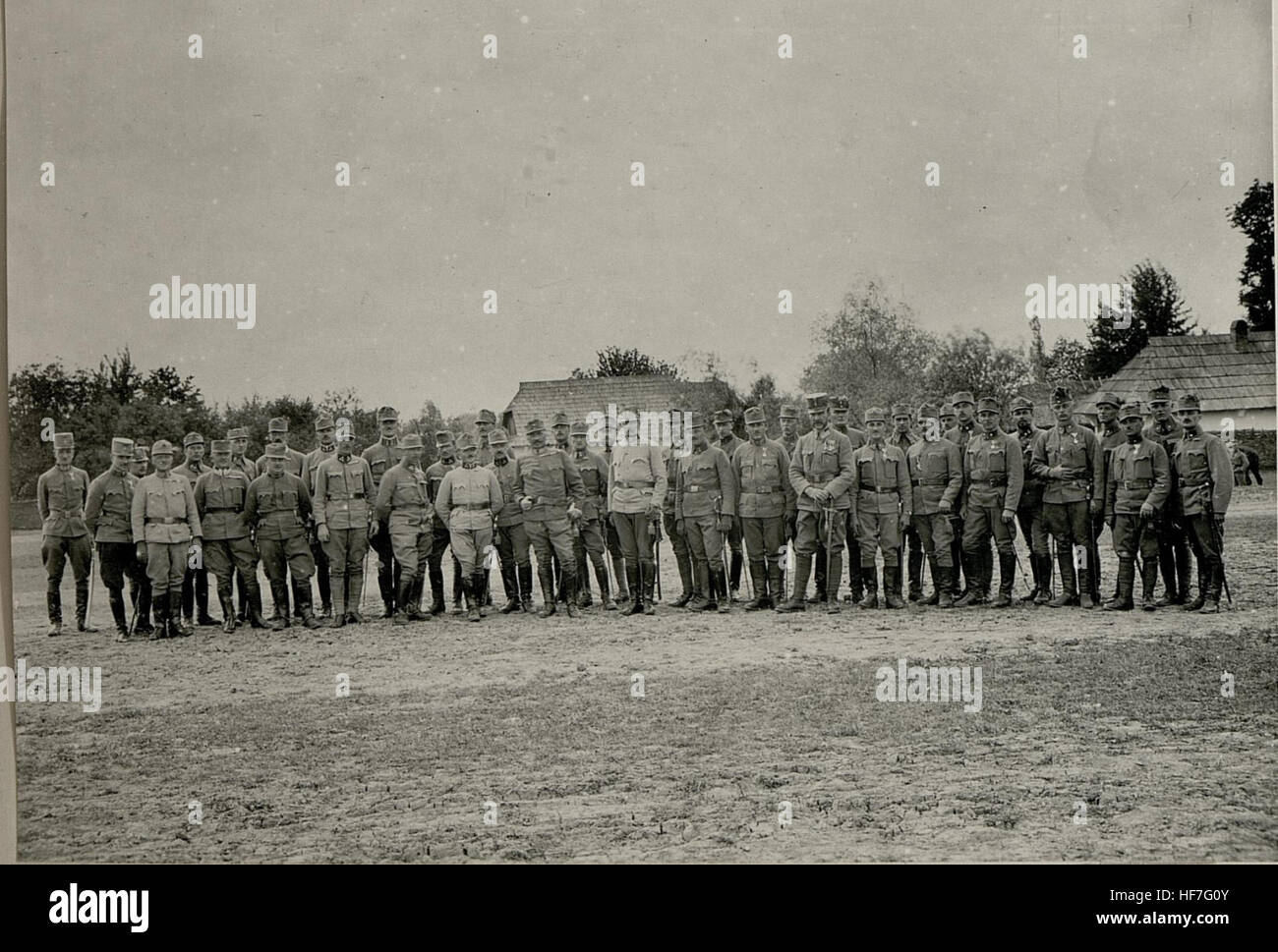 Dieses historische Foto zeigt die deutschen Militäreinheiten, darunter das 93., 54., 53. Und 16. Infanterieregiment, die während des Ersten Weltkriegs in Zuczka paradierten. Stockfoto