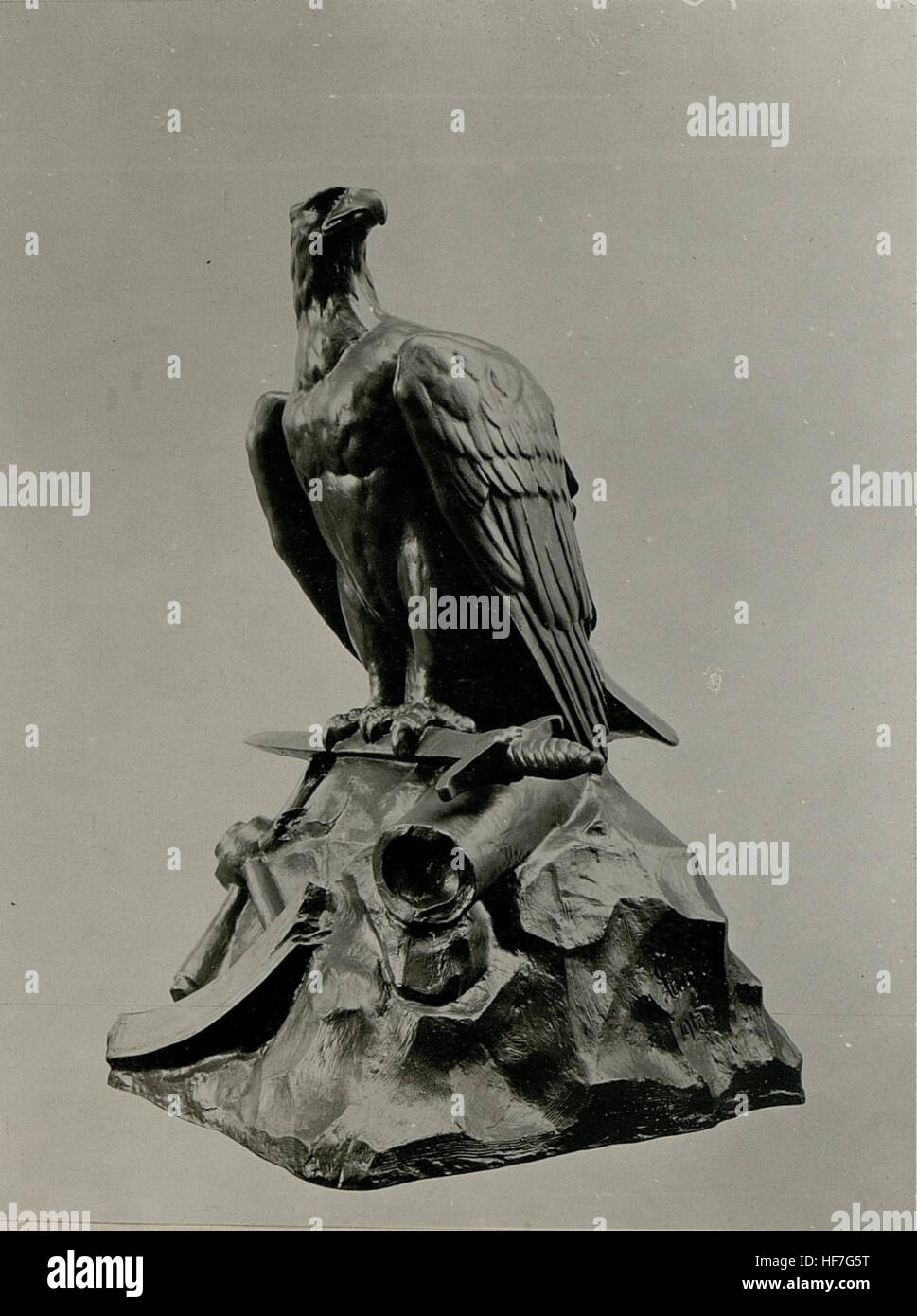 Dieses historische Foto zeigt einen Adler auf dem Obelisken auf dem Heldenfriedhof in Kolomea, der auf den Ersten Weltkrieg zurückgeht. Es ist Teil der Sammlung Europeana 1914-1918, die einen bedeutenden Moment der Erinnerung an den Krieg und der militärischen Vermessung festnimmt. Stockfoto