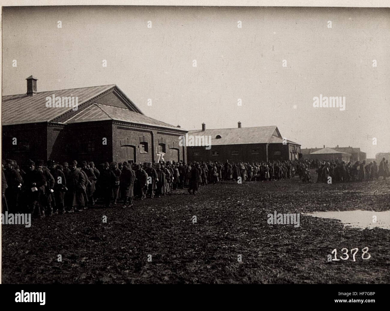 Dieses Bild zeigt Soldaten, die während des Ersten Weltkriegs aus russischer Gefangenschaft zurückkehrten und sich auf ihre Heimkehr in Wladimir-Wolynskij konzentrieren. Das Foto ist Teil der Europeana Collections und zeigt die Auswirkungen des Krieges auf das Leben der Soldaten im frühen 20. Jahrhundert. Stockfoto