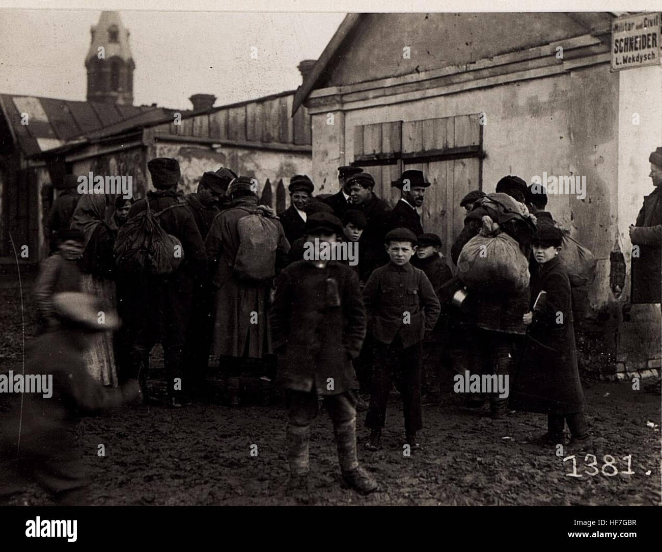 Dieses Bild aus dem Ersten Weltkrieg zeigt Soldaten, die aus russischer Gefangenschaft zurückkehren. Als Teil der Europeana Collections erfasst, zeigt es den emotionalen und physischen Tribut des Konflikts an Kriegsgefangenen und hebt die harten Realitäten der Kriegsgefangenschaft im frühen 20. Jahrhundert hervor. Stockfoto