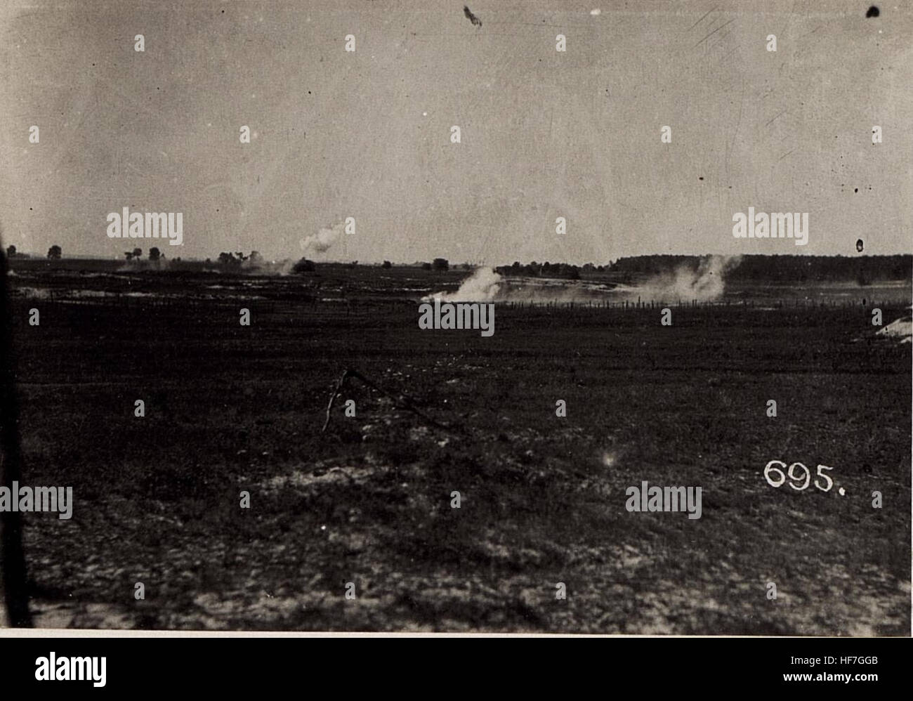 Dieses Foto aus dem Ersten Weltkrieg zeigt deutsche Sturmtruppen, die Artillerie in Wladimir Wolinsky, einem Gebiet in der heutigen Ukraine, vorbereiten. Das Bild ist Teil der Europeana Collections on World war I. Stockfoto