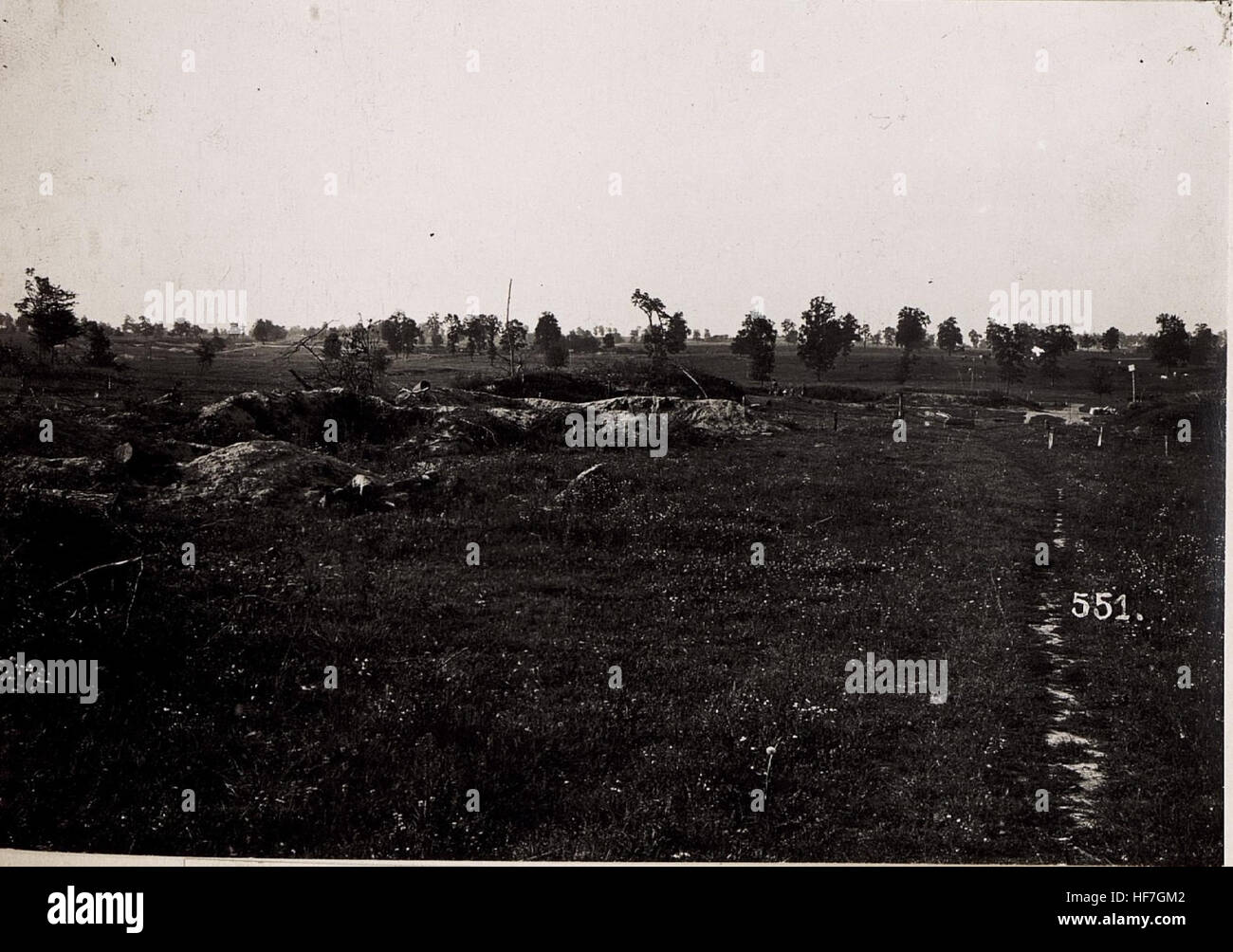 Das Bild zeigt die deutsche Artillerieeinheit Feldhaubitzenregiment 2 während des Ersten Weltkriegs, die südwestlich von Cholopieczy stationiert war. Diese Darstellung ist Teil einer historischen Sammlung aus Europeana, die militärische Operationen im frühen 20. Jahrhundert zeigt. Stockfoto