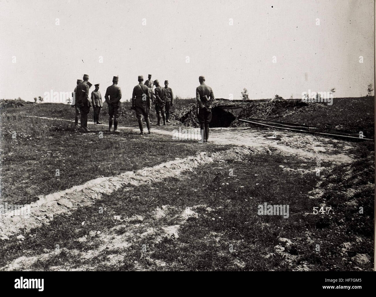 Das Bild zeigt das Battery Field Haubitzer Regiment 2 während des Ersten Weltkriegs, speziell in Cholopieczy. Dieses historische Militärfoto spiegelt die Komplexität des Krieges und die Rolle der Artillerieeinheiten in den Jahren 1914 bis 1918 wider. Stockfoto