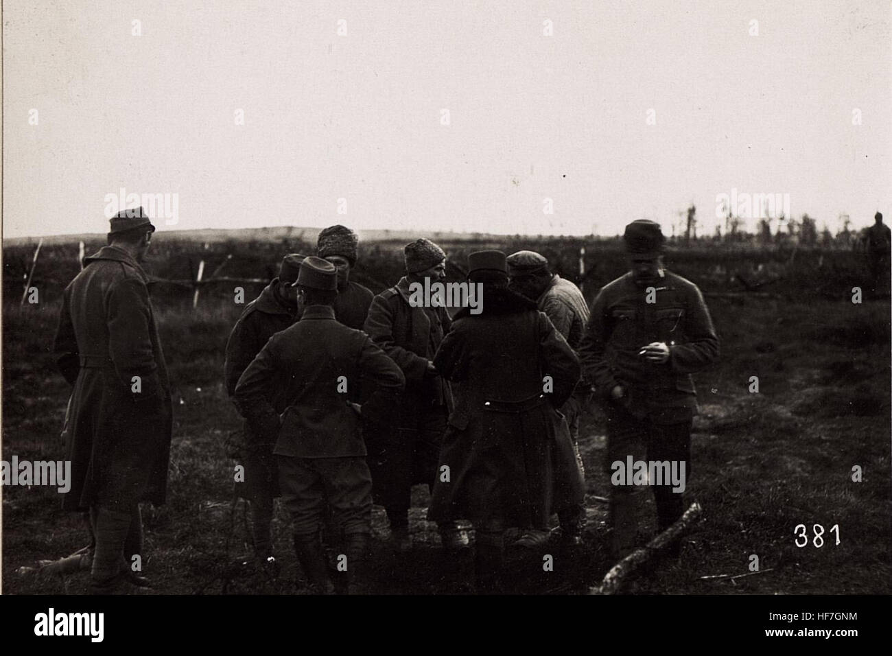 Ein Foto aus dem Ersten Weltkrieg, das einen deutschen Propagandaoffizier in einem Gespräch mit russischen Soldaten in der Nähe von Pawlowieczi zeigt. Dieses Bild, das Teil der Europeana-Sammlungen ist, fängt eine Interaktion während des Krieges ein und wirft Licht auf Propagandaktiken während des Konflikts. Stockfoto