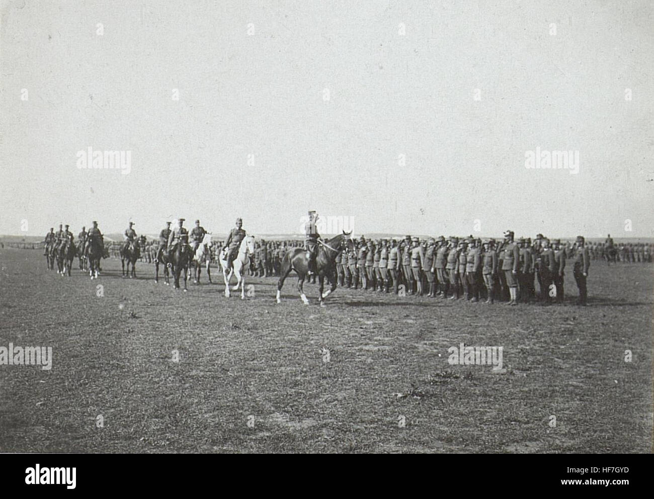 Dieses historische Bild zeigt Generaloberst Kirchbachs Parade während des Ersten Weltkriegs und zeigt die militärische Führung und das Kriegsprotokoll Anfang des 20. Jahrhunderts. Stockfoto