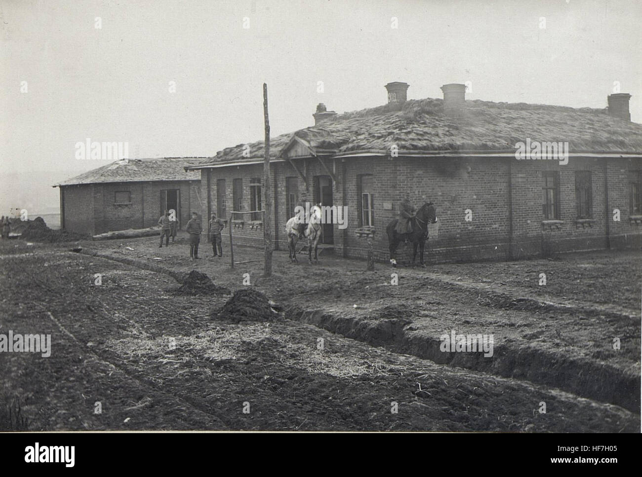 Dieses Bild zeigt einen ehemaligen russischen Grenzposten in der Nähe von Pulhany während des Ersten Weltkriegs. Der Posten diente als strategischer Punkt während des Konflikts und markierte einen bedeutenden Bereich in der Geschichte der Ostfront. Stockfoto