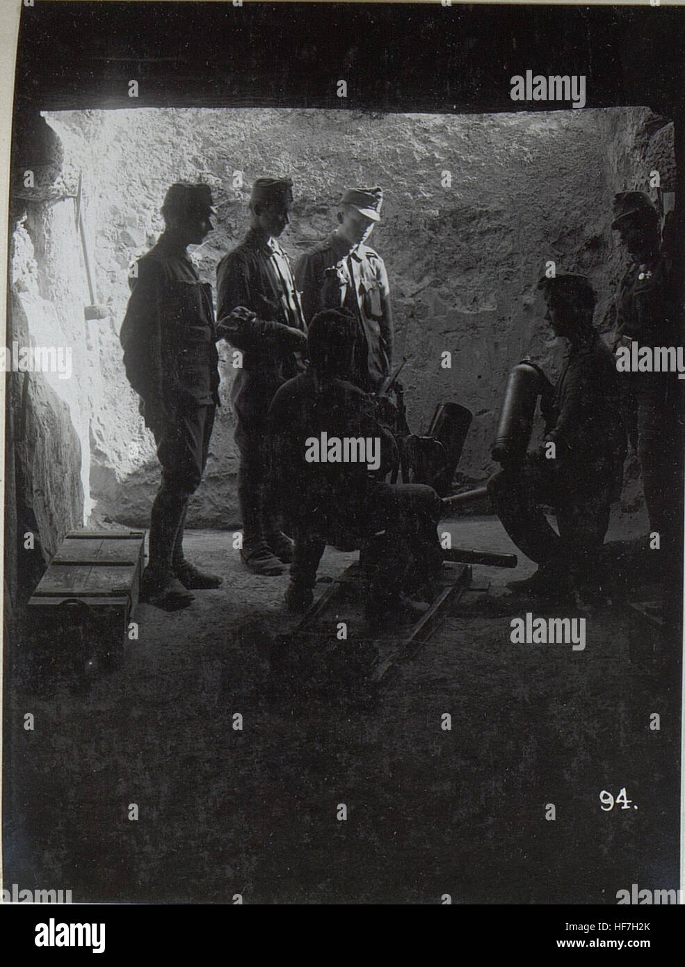 Dieses Artefakt aus dem Ersten Weltkrieg zeigt einen 14-cm-Minenwerfer, der von der Gruppe I des 6-2er Infanterieregiments 40 verwendet wurde. Die Rolle der Waffe im Grabenkrieg während des Ersten Weltkriegs ist offensichtlich und veranschaulicht die militärische Technologie dieser Zeit. Stockfoto