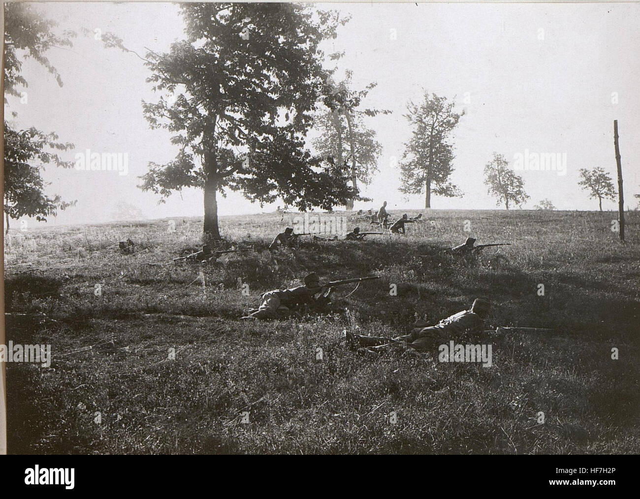 Ein historisches Foto aus dem Ersten Weltkrieg, das Soldaten des Infanterieregiments 40 zeigt. Das Bild zeigt Soldaten in einem Graben, mit Fokus auf ihre militärische Ausrüstung und die harten Bedingungen, denen sie während des Konflikts ausgesetzt waren. Stockfoto