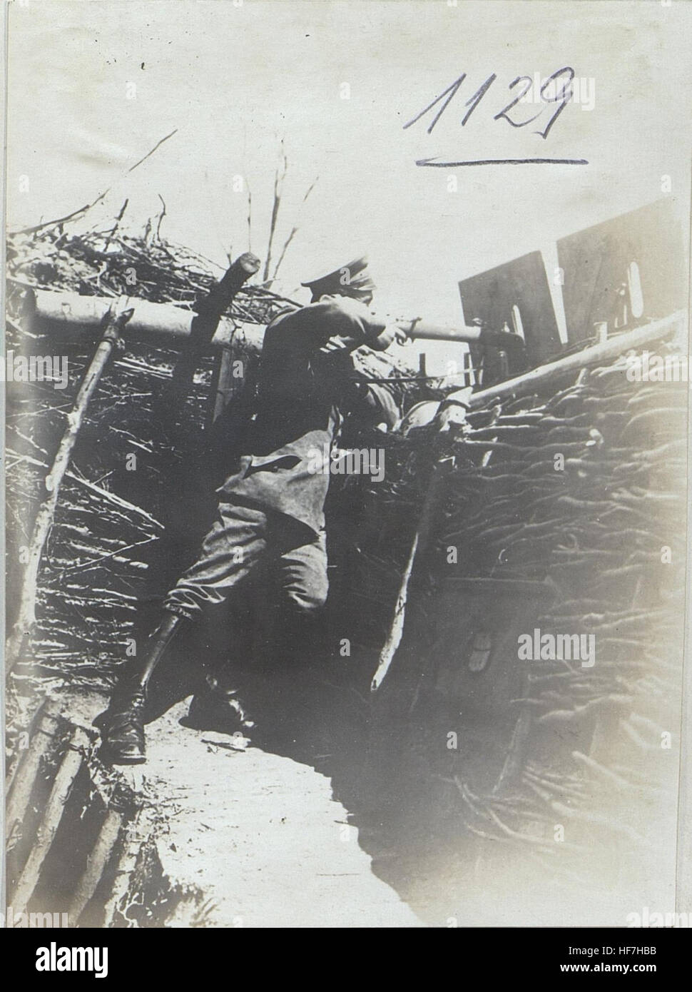 Ein historisches Bild, das eine Szene im Graben des Bayerischen Infanterieregiments 2 während der Infanterieschlacht bei Herbutow am 5. Mai 1917 während des Ersten Weltkriegs zeigt. Stockfoto