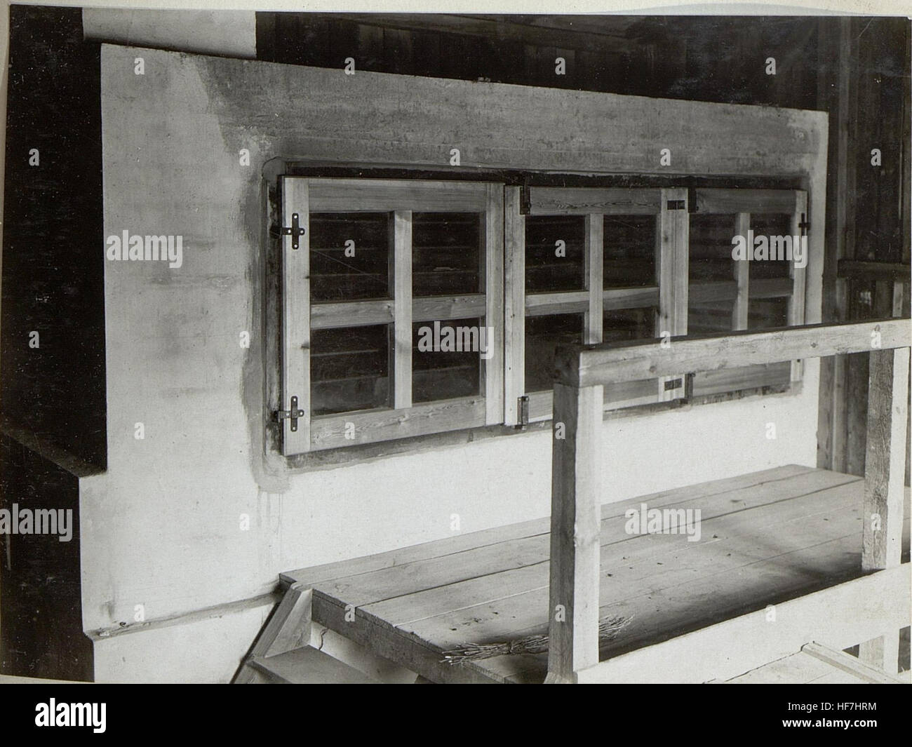 Diese Bilder zeigen verschiedene Aspekte des Lebens an der russischen Front während des Ersten Weltkriegs und zeigen militärische Unterkünfte, Felddienste und Freizeiteinrichtungen. Die Abbildungen geben wertvolle Einblicke in die Kriegsbedingungen. Stockfoto