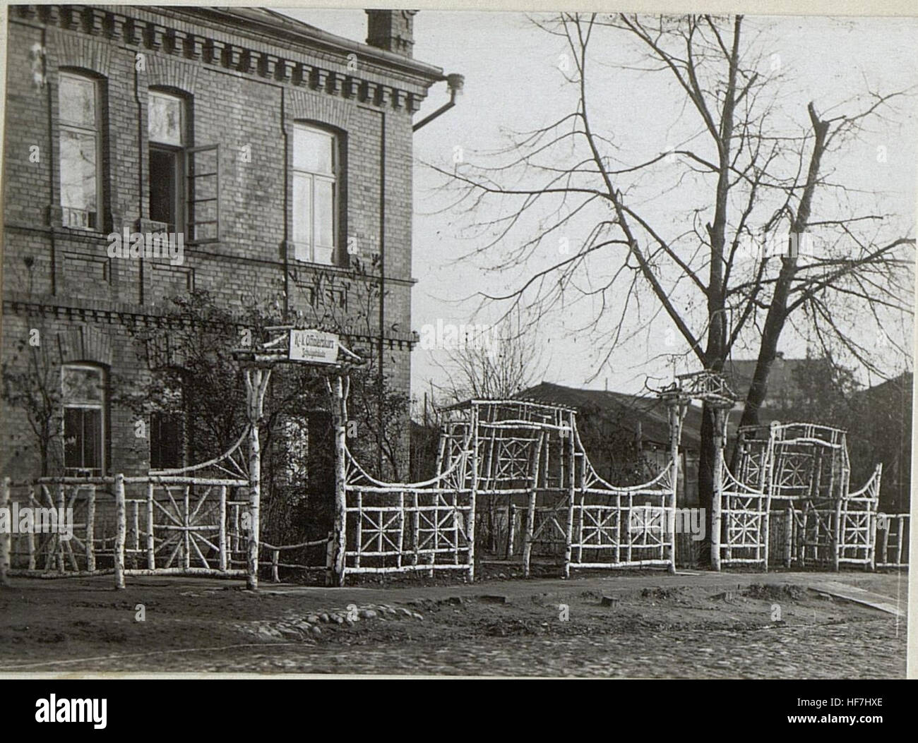 Dieses Bild zeigt die Wohnräume, Feldkapellen und Freizeiteinrichtungen, die während des Ersten Weltkriegs an der russischen Front genutzt wurden. Das Foto ist Teil einer Sammlung, die das tägliche Leben der Soldaten, ihre provisorischen Unterkünfte und die sozialen Aspekte der Kriegsführung während des Konflikts dokumentiert. Stockfoto