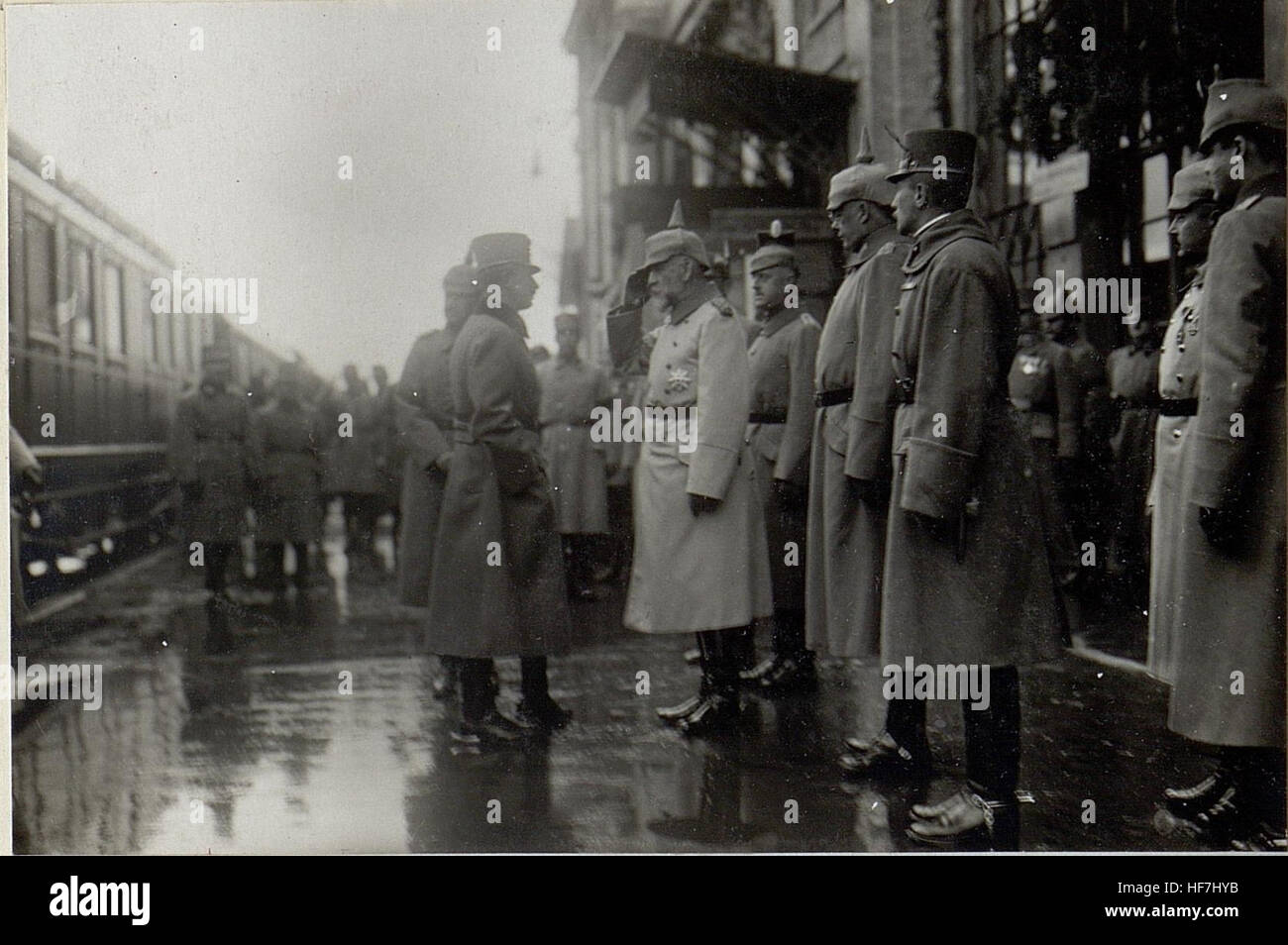 Aufnahmen aus der Etappe am russischen Kriegsschauplatz ist eine Sammlung fotografischer Aufzeichnungen aus dem Ersten Weltkrieg, die sich speziell auf die Ostfront konzentriert. Diese Bilder bieten eine historische Momentaufnahme der Auswirkungen des Krieges auf Soldaten und Zivilisten in der Region während des frühen 20. Jahrhunderts. Stockfoto