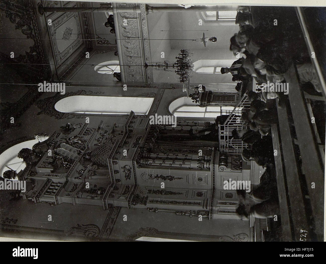 Diese Illustration des Ersten Weltkriegs zeigt verschiedene Militärlager, Feldkirchen und Freizeiteinrichtungen an der russischen Front. Das Bild bietet einen Einblick in das tägliche Leben und die Infrastruktur in Kriegslagern. Stockfoto