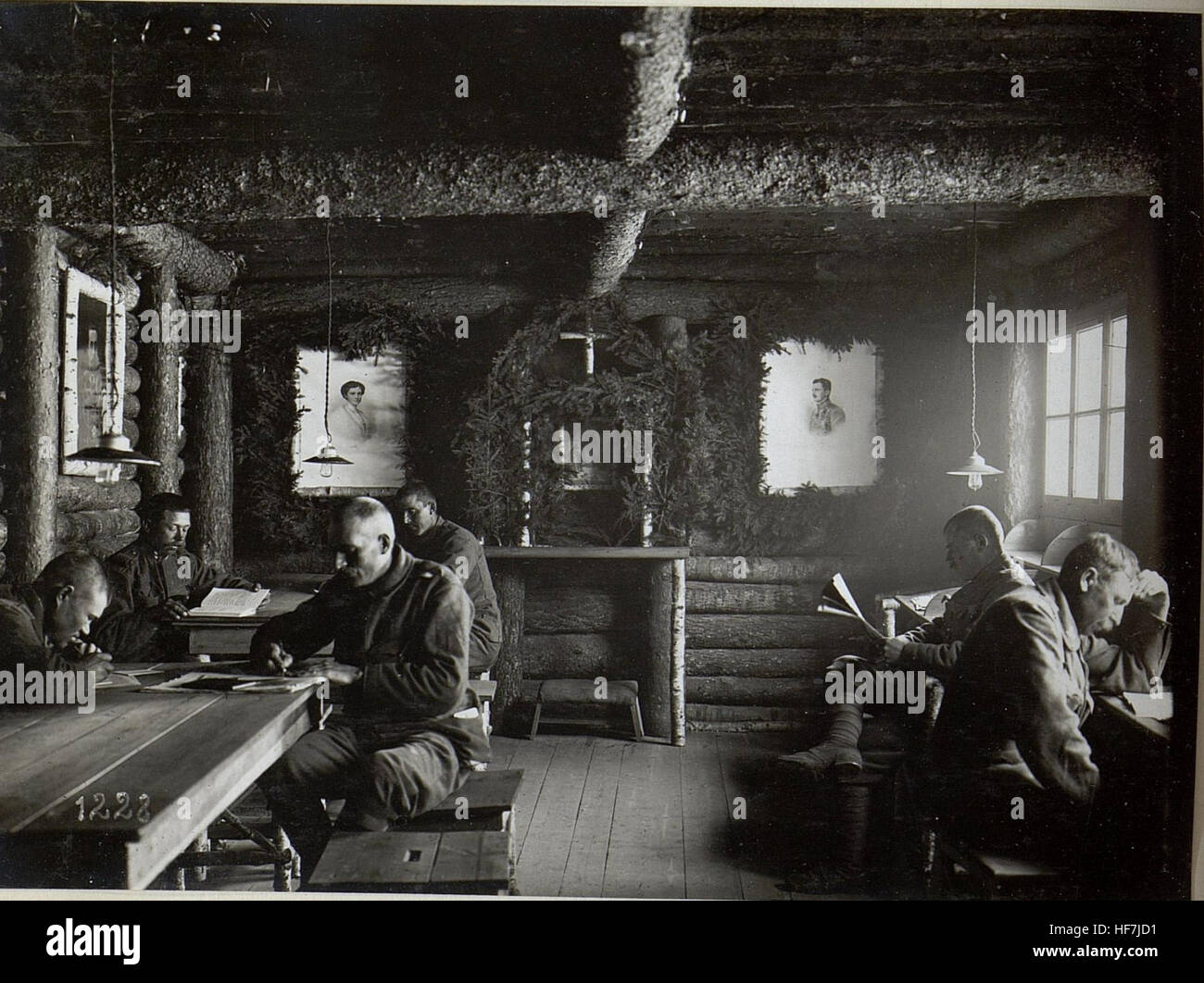 Diese Fotosammlung aus dem Ersten Weltkrieg veranschaulicht das Leben an der Front und in den hinteren Bereichen des russischen Kriegstheaters. Es gibt Einblicke in das tägliche Leben der Soldaten während des Konflikts, aufgenommen in historischen Fotografien. Stockfoto