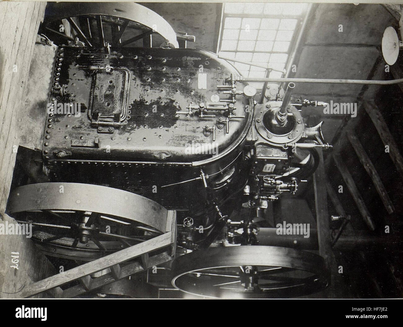 Dieses Bild aus den Europeana-Sammlungen zeigt eine Maschine, die von der 4. Österreichisch-ungarischen Armee während des Ersten Weltkriegs verwendet wurde. Das detaillierte Foto zeigt Militärtechnik und Vermessungsausrüstung des frühen 20. Jahrhunderts, die in diesem Feld eingesetzt wurde. Stockfoto