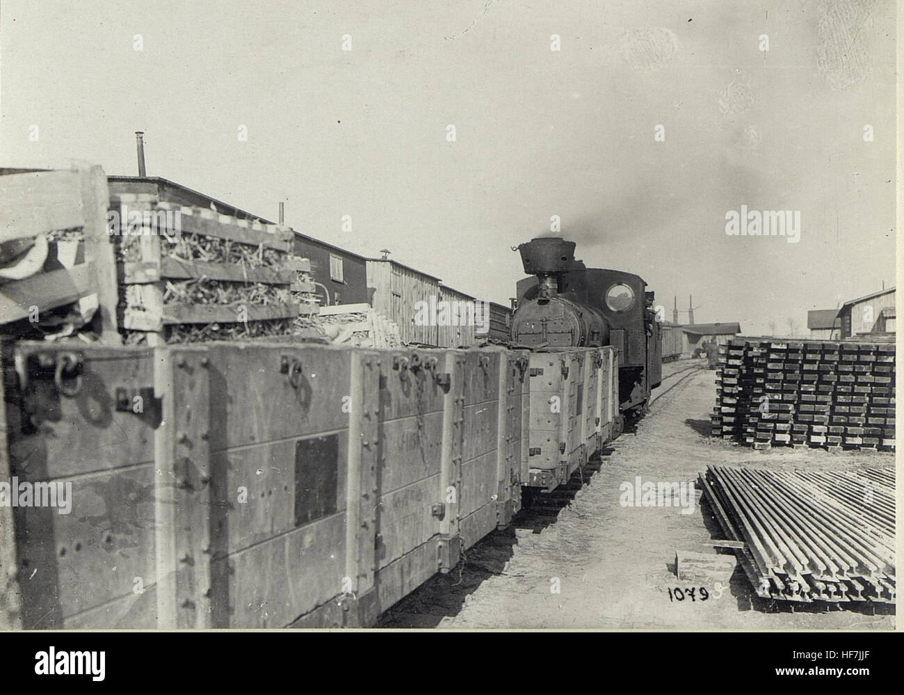 Dieses Bild aus dem Ersten Weltkrieg zeigt die Bühnenbahnhöfe und Bahnladestellen der österreichisch-ungarischen Armee bei Kowel. Die Karte bietet Einblicke in die militärische Logistik und den Transport während des Krieges und unterstreicht die Bedeutung von Eisenbahnsystemen für Kriegsoperationen. Stockfoto