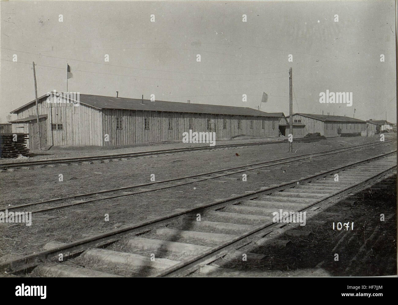 Dieses historische Bild zeigt einen Bahnhof und eine Verladeanlage der österreichisch-ungarischen Armee während des Ersten Weltkriegs, wahrscheinlich in der Nähe von Kowel. Sie spiegelt die militärische Logistik und Infrastruktur wider, die während des Ersten Weltkriegs kritisch war. Stockfoto