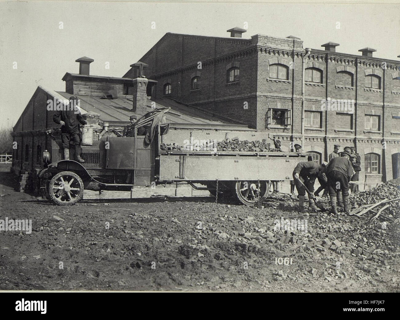 Diese Fotografie aus der Zeit des Ersten Weltkriegs, die eine Ziegelbrennerei der 4. Österreichisch-ungarischen Armee bei Kowel darstellt, zeigt die industriellen Beiträge zu den Kriegsanstrengungen in Osteuropa zwischen 1914 und 1918. Stockfoto