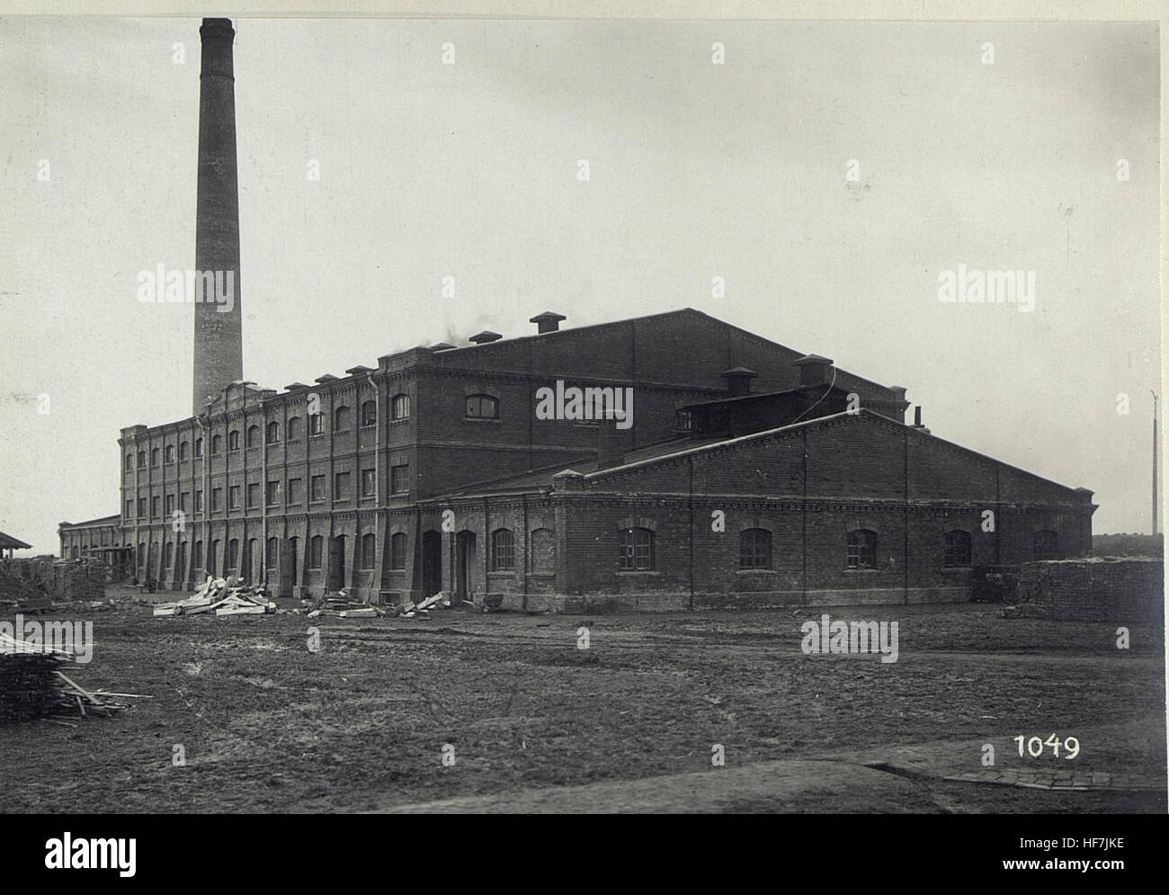 Dieses Kunstwerk zeigt die Ziegelwerke der Vierten österreichisch-ungarischen Armee, wahrscheinlich im Gebiet um Kowel während des Ersten Weltkriegs. Das Bild spiegelt die industriellen Anstrengungen und die Kriegstätigkeit der österreichisch-ungarischen Streitkräfte wider und zeigt die Kulisse des Krieges in Osteuropa während des Ersten Weltkriegs. Stockfoto