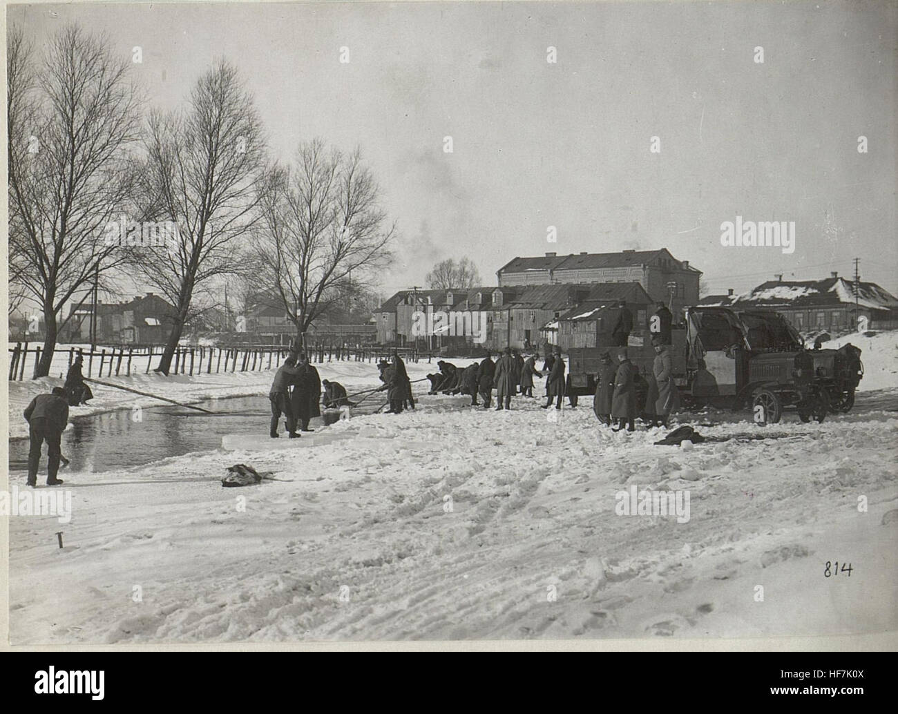 Dieses historische Bild aus dem Ersten Weltkrieg zeigt die Eisgewinnung im Winter Galiciens, einer vom Krieg stark betroffenen Region. Die Szene ist Teil der Europeana Collections, die einen Moment der Kriegsnotlage festgehalten hat. Das Bild spiegelt die täglichen Kämpfe während des Krieges, einschließlich der Ressourcenverwaltung, unter den harten Winterbedingungen von 1914 bis 1918 wider. Stockfoto