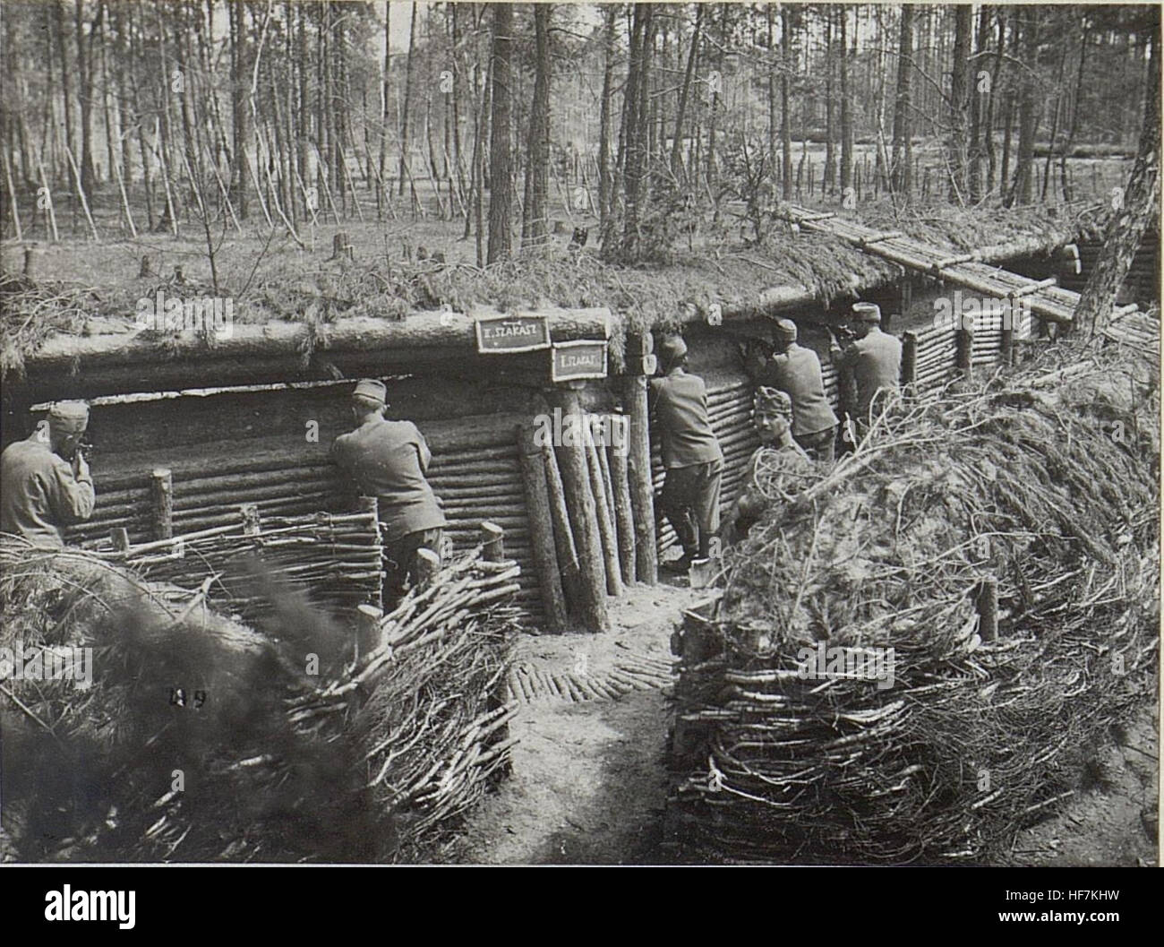 Dieses Bild, das Teil der Europeana-Sammlung ist, zeigt eine militärische Grabenposition (Inftr. Stellung 1.Linie) aus dem Ersten Weltkrieg. Das Foto wurde im Juni 1916 aufgenommen und bietet einen Einblick in die Bedingungen, denen Soldaten an der Front während dieses entscheidenden Kriegsjahres gegenüberstehen. Stockfoto