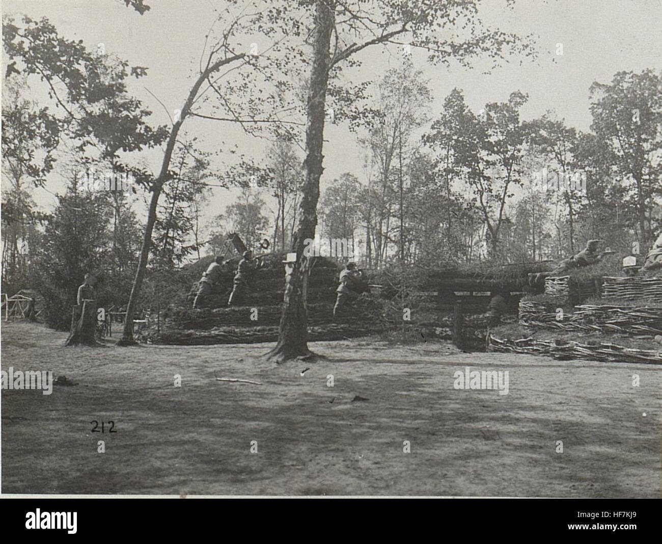 Diese historische Fotografie aus dem Ersten Weltkrieg zeigt die Position der Infanterieeinheiten in der ersten Linie und erfasst die angespannten und schwierigen Bedingungen des Grabenkrieges im frühen 20. Jahrhundert. Stockfoto