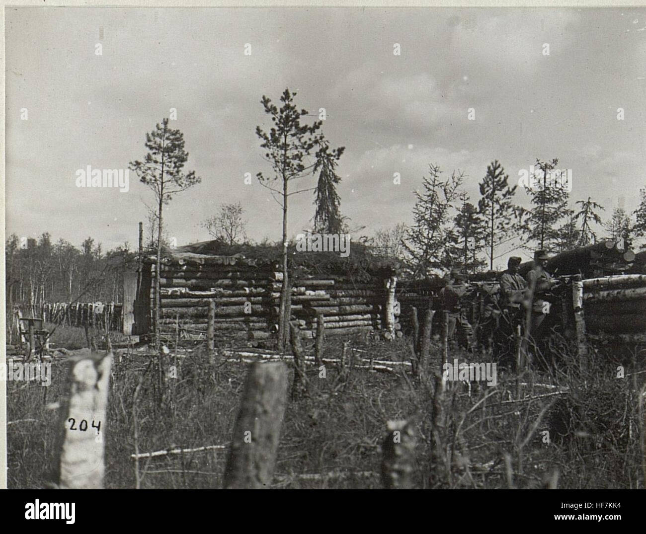 Dieses Bild zeigt eine Grabenszene aus dem Ersten Weltkrieg aus der Region Galuzia, die Soldaten in einer sumpfigen, schwierigen Position an der Front zeigt. Es ist Teil der Europeana Collections von 1914 bis 1918, die die harten Bedingungen der Kriegsführung veranschaulichen. Stockfoto