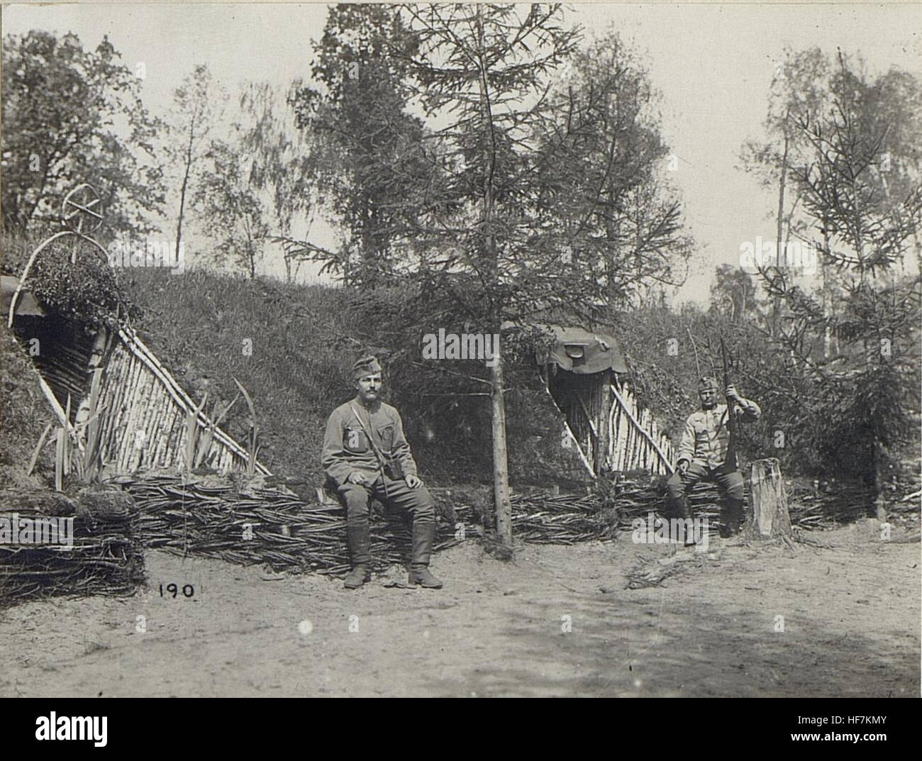Dieses Bild aus den Europeana-Sammlungen zeigt eine deutsche Militärbefragung während des Ersten Weltkrieges im Juni 1916. Es zeigt die Bemühungen an der Ostfront mit Schwerpunkt auf Militärlogistik und Vermessungsoperationen in Kriegszeiten. Stockfoto