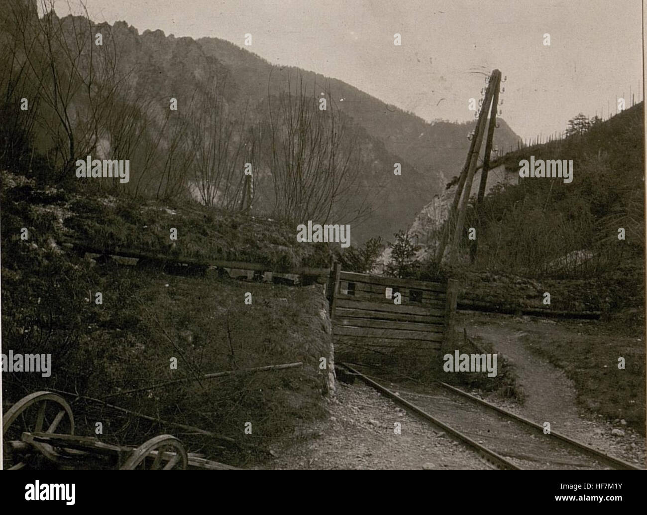 Die Bahnsperre in der Guggstellung ist ein Foto aus dem Ersten Weltkrieg, das eine Eisenbahnblockade an der Westfront vom 3. Bis 7. Juli 1917 zeigt. Dieses Bild gibt einen Einblick in die Strategien, die während des Krieges angewandt wurden, insbesondere in Bezug auf Verkehrsstörungen. Stockfoto