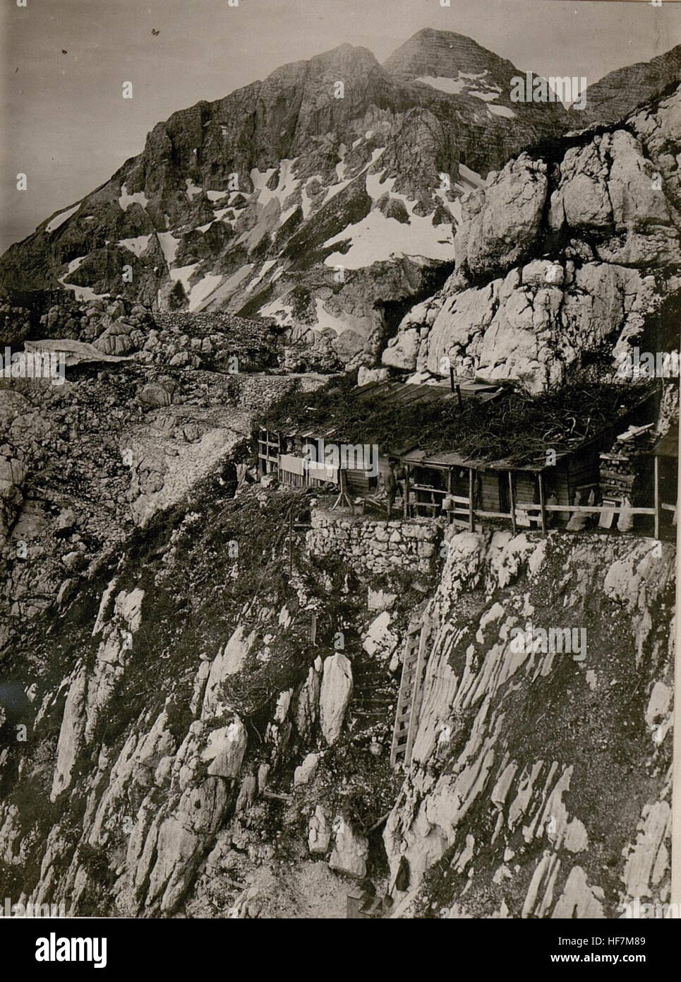 Dieses Foto zeigt Soldaten an einem kleinen, diskreten Ort während des Ersten Weltkriegs, aufgenommen zwischen April und Juli 1917. Das Bild ist Teil der Europeana-Sammlungen aus der Ära 1914-1918. Stockfoto
