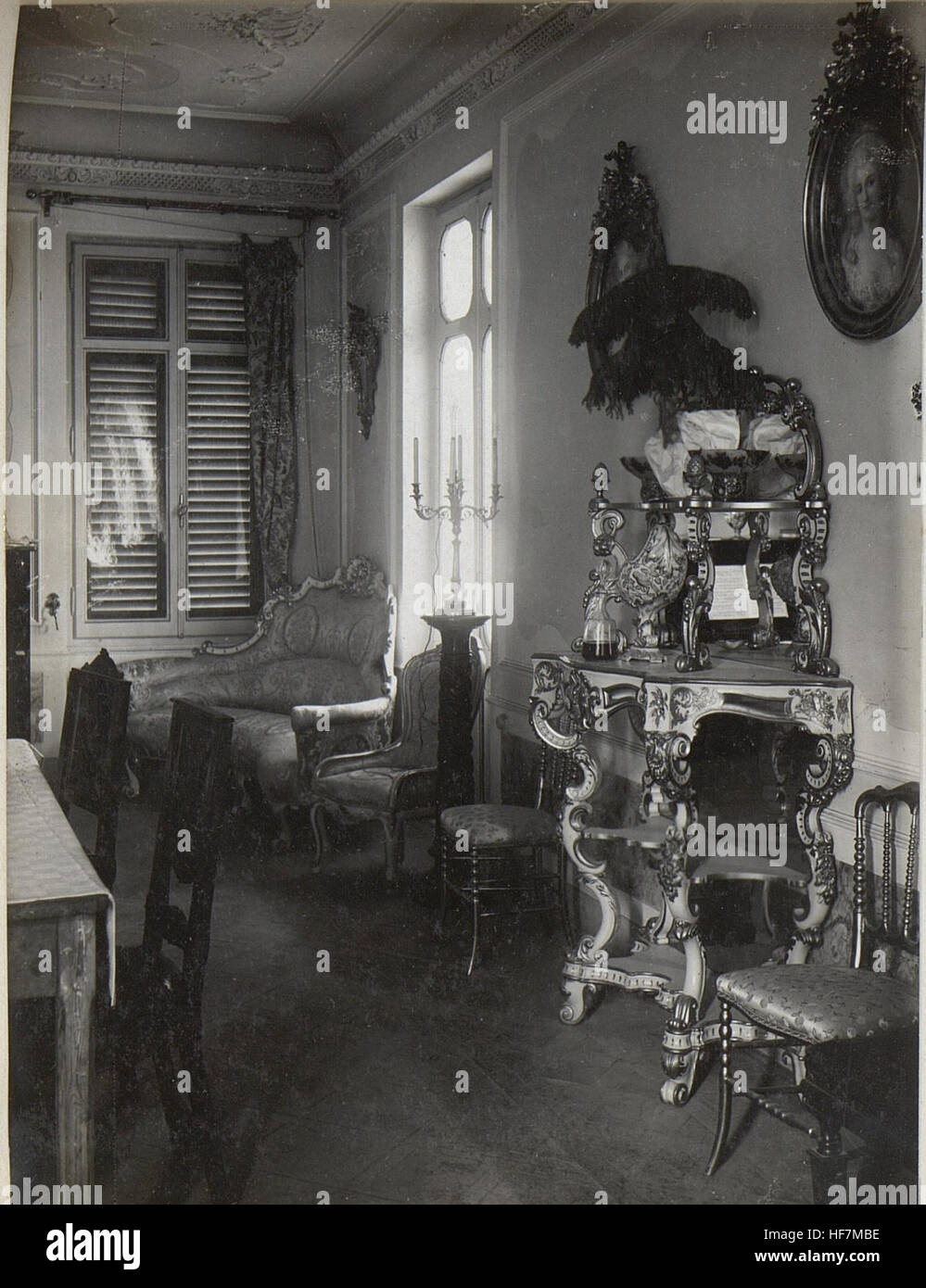 „Kriegsalbum 93, Bild 27564“ ist eine Fotografie aus europäischen Sammlungen, die den Ersten Weltkrieg dokumentieren. Sie zeigt mit Soldaten und Ausrüstung eine Szene des deutschen Militärs, die die düsteren Realitäten des Krieges in Europa von 1914 bis 1918 widerspiegelt. Stockfoto