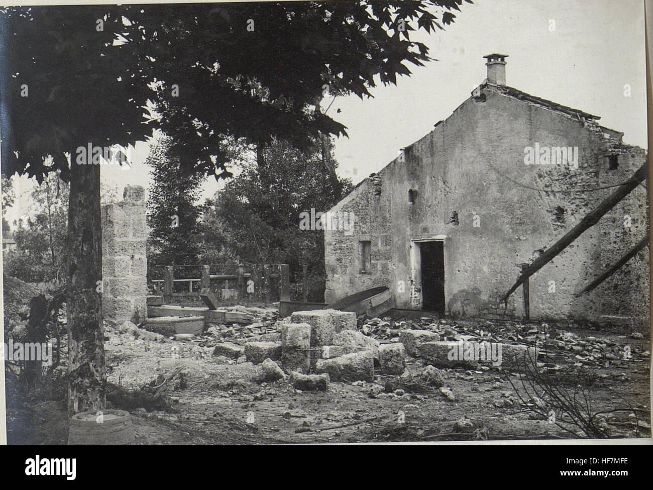 Dieses Bild zeigt ein deutsches Armeelager aus dem Ersten Weltkrieg, Teil der 31. Division. Es wurde für strategische Zwecke während des Konflikts verwendet, um die militärische Organisation und Logistik der damaligen Zeit in den Gräben Europas zu erfassen. Stockfoto