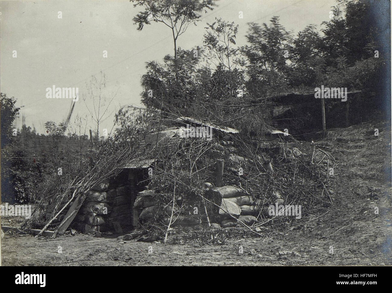 Dieses Foto aus den Europeana-Sammlungen zeigt einen Unterstand während des Ersten Weltkrieges und zeigt die Bedingungen, denen Soldaten in den Gräben der Westfront gegenüberstanden. Stockfoto