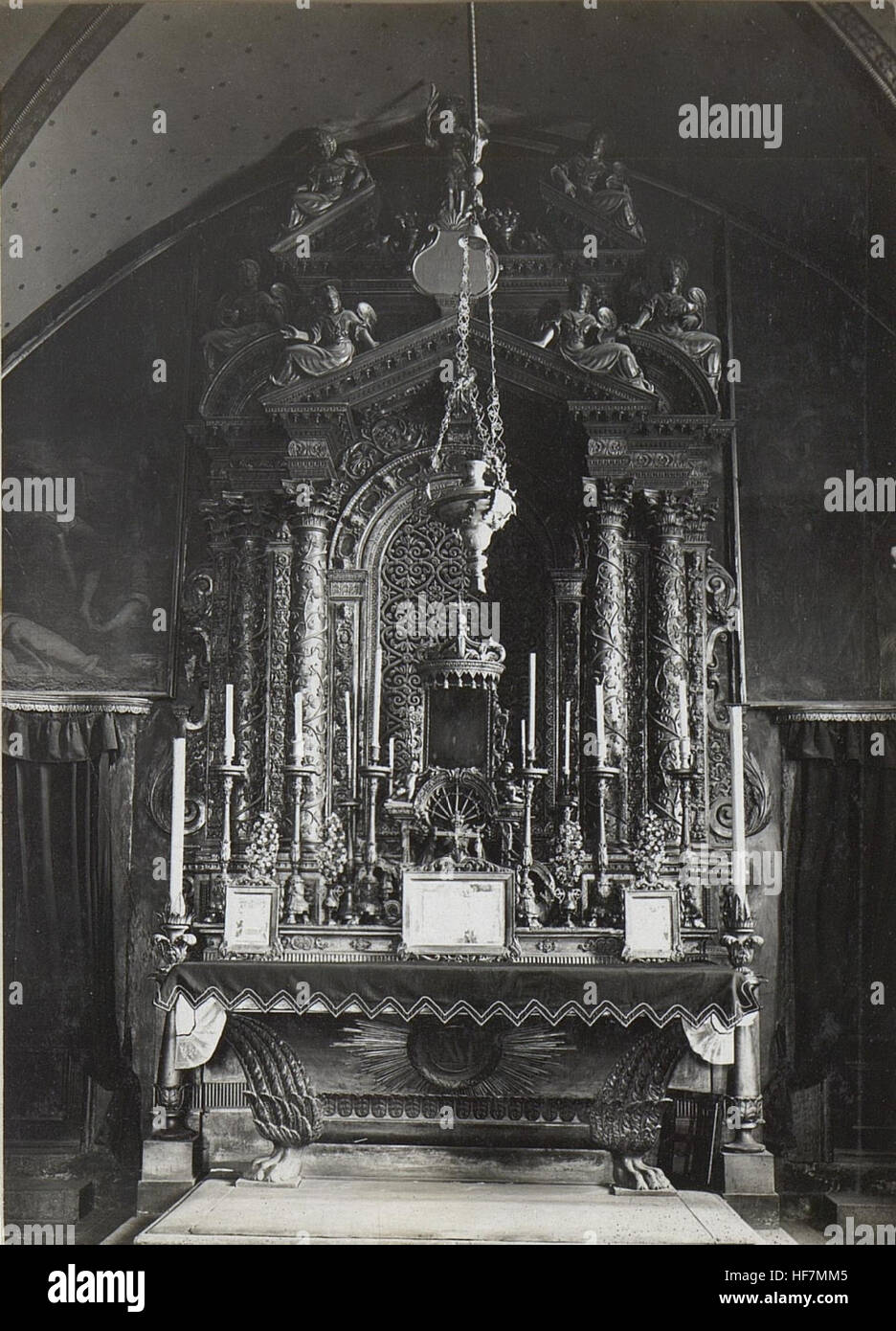 Der Schnitzaltar (geschnitzter Altar) in der Kirche St. Stefano in Belluno aus den Jahren 1567–1635 ist ein schönes Beispiel für religiöse Kunst der Renaissance. Der Altar zeigt komplizierte Holzschnitzereien, die religiöse Szenen und Figuren darstellen. Stockfoto