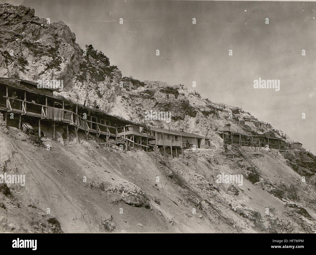 Dieses Foto zeigt ein Militärlager und Unterkünfte in Schwarzenberg während des Ersten Weltkriegs, insbesondere am 16. Juli 1917. Das Bild bietet einen Einblick in den Alltag der Soldaten im deutschen Militär während des Krieges und zeigt die bescheidenen Einrichtungen und die strengen Bedingungen, denen die Truppen an der Front der Westfront gegenüberstehen. Stockfoto