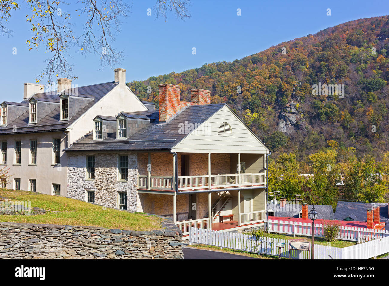 Häuser an der Straße der Altstadt in Harpers Ferry National Historical Park, West Virginia, USA. Stockfoto