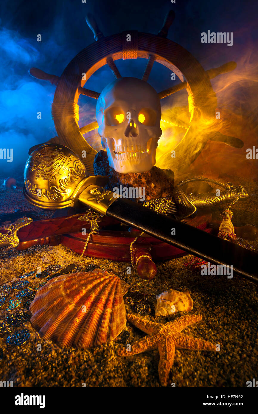 Piraten unter dem Motto Stillleben mit Schädel und Schwerter Stockfoto
