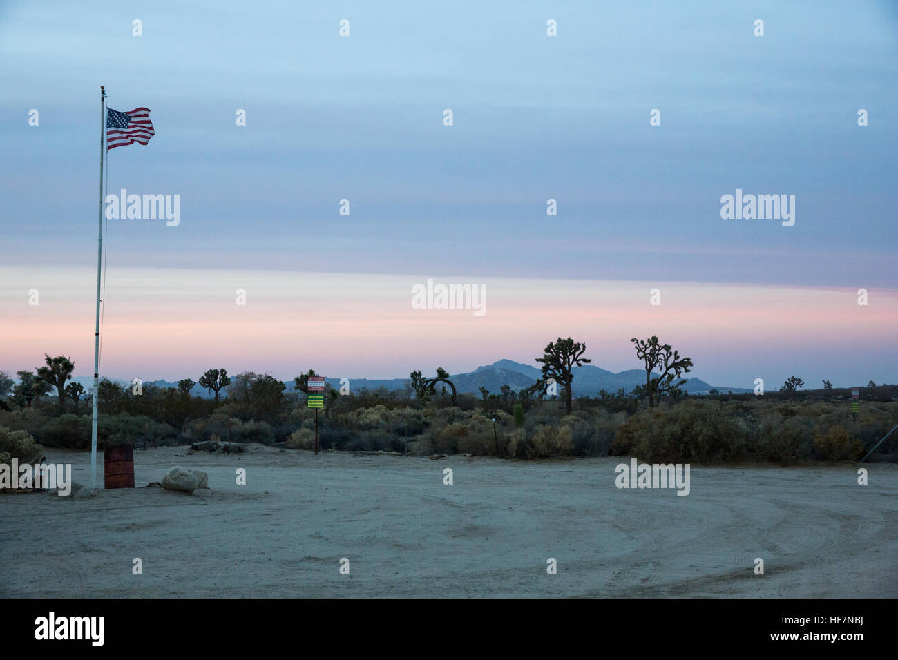 Amerikanische Flagge bei Sonnenuntergang in der Wüste Stockfoto