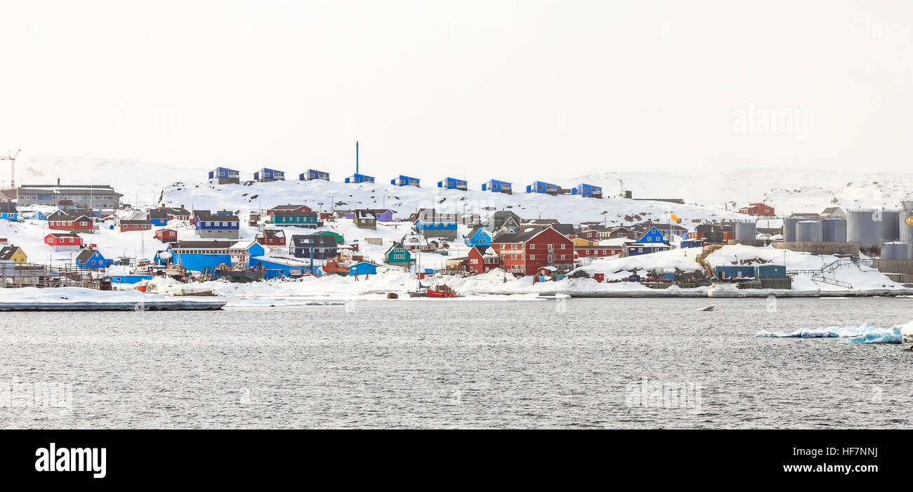 Aasiaat City Center-Infrastruktur, Blick vom Meer, Nord-Grönland Stockfoto