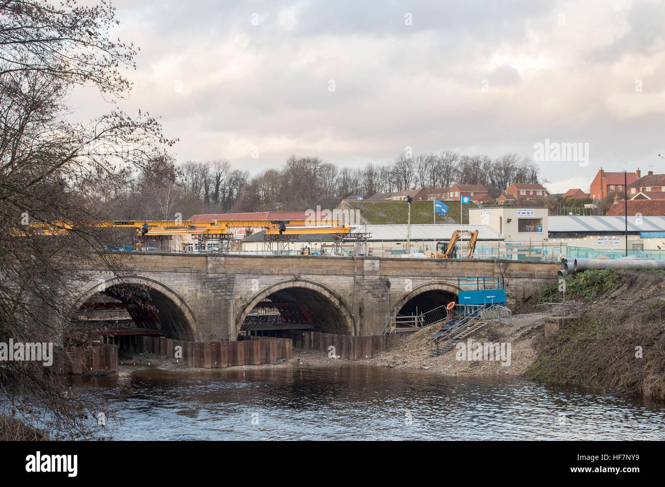 Arbeit geht weiter auf der Brücke aus dem 18. Jahrhundert in Tadcaster, die in den Fluß Wharfe zerbröckelt. Stockfoto