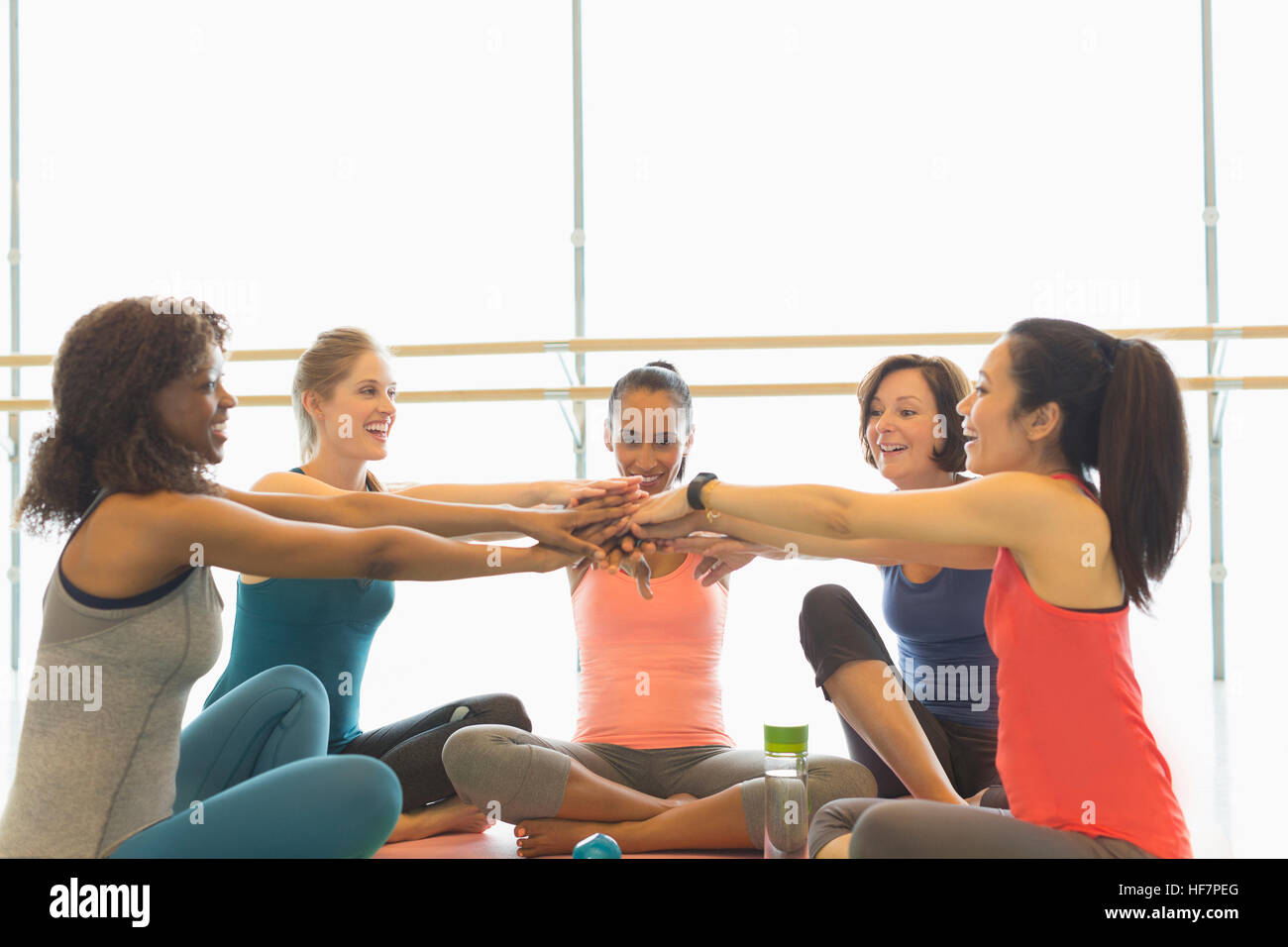 Lächelnde Frauen berühren die Hände in Übung Klasse Gym studio Stockfoto