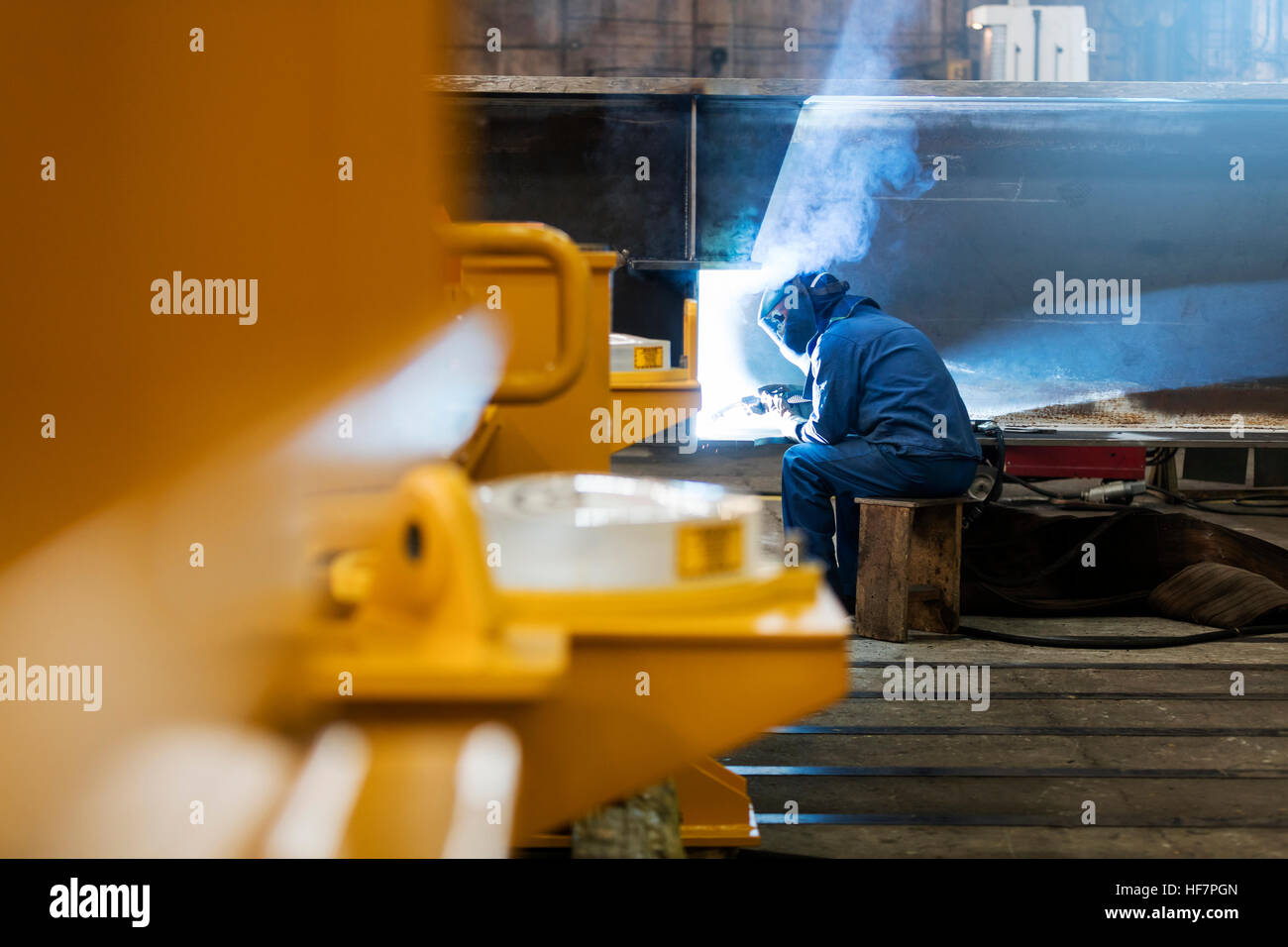 Schweißer mit Schweißbrenner im Stahlwerk Stockfoto