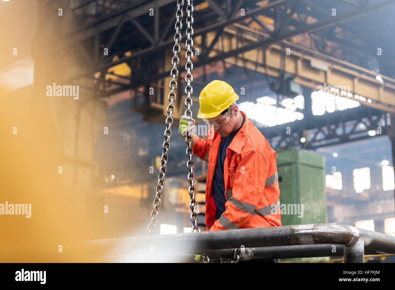 Stahlarbeiter Befestigung Kette in Fabrik Stockfoto