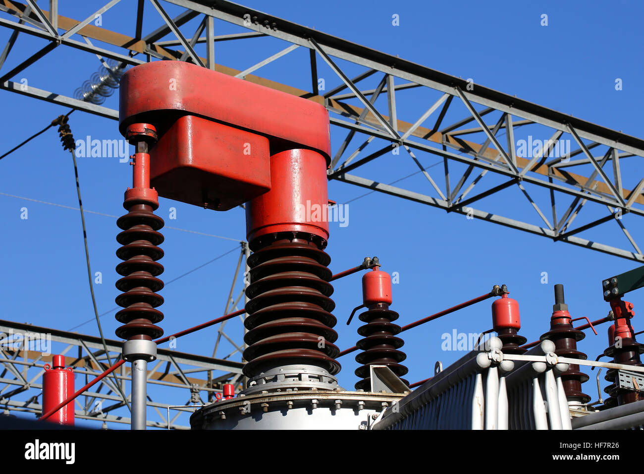 riesige elektrische Komponente namens Änderung Verhältnis von einem Spannungswandler in einem Kraftwerk, automatisch die Ausgangsspannung variieren Stockfoto