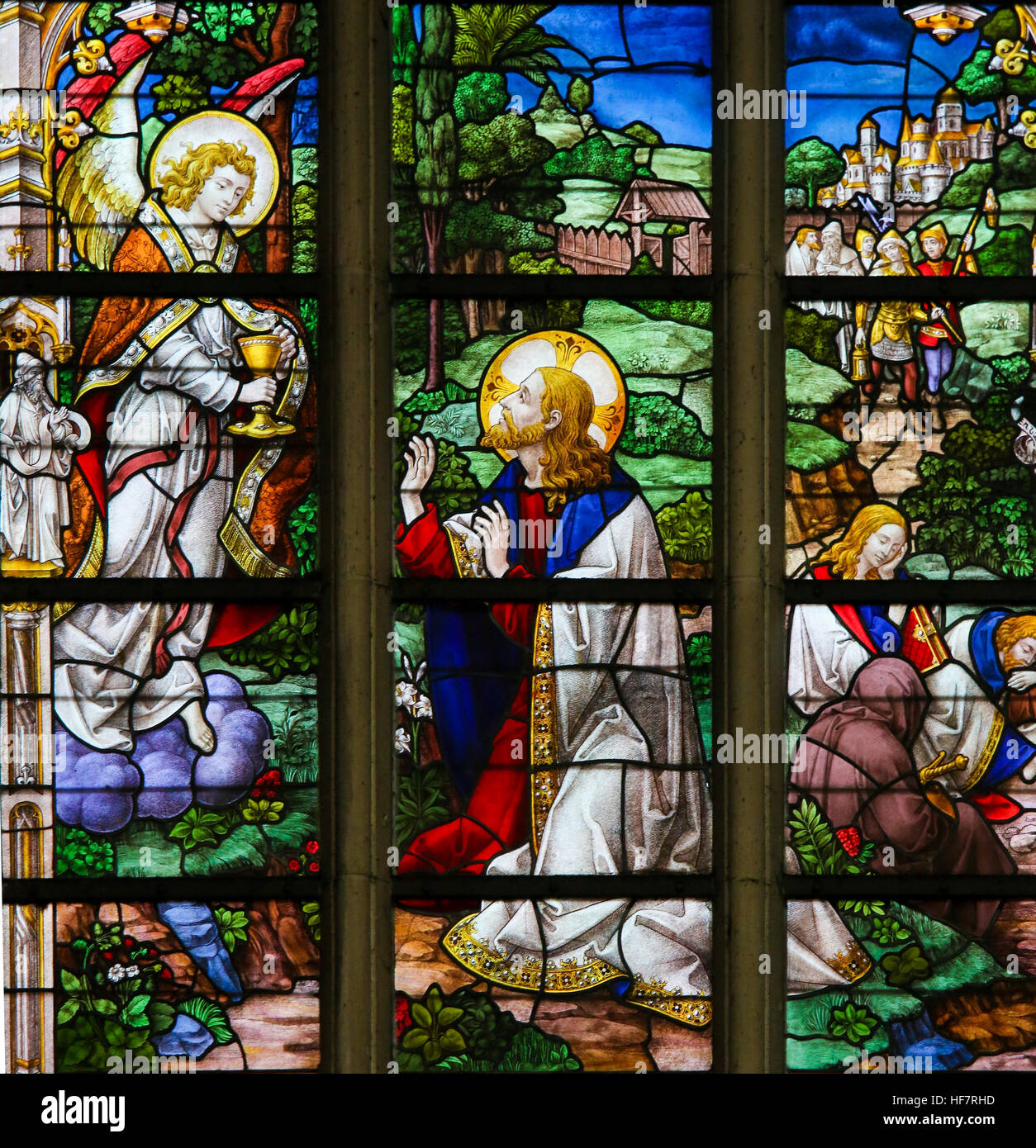 Glasmalerei-Fenster Darstellung Jesus betet im Garten Gethsemane, in der Kathedrale St. Bavo in Gent, Flandern, Belgien. Stockfoto