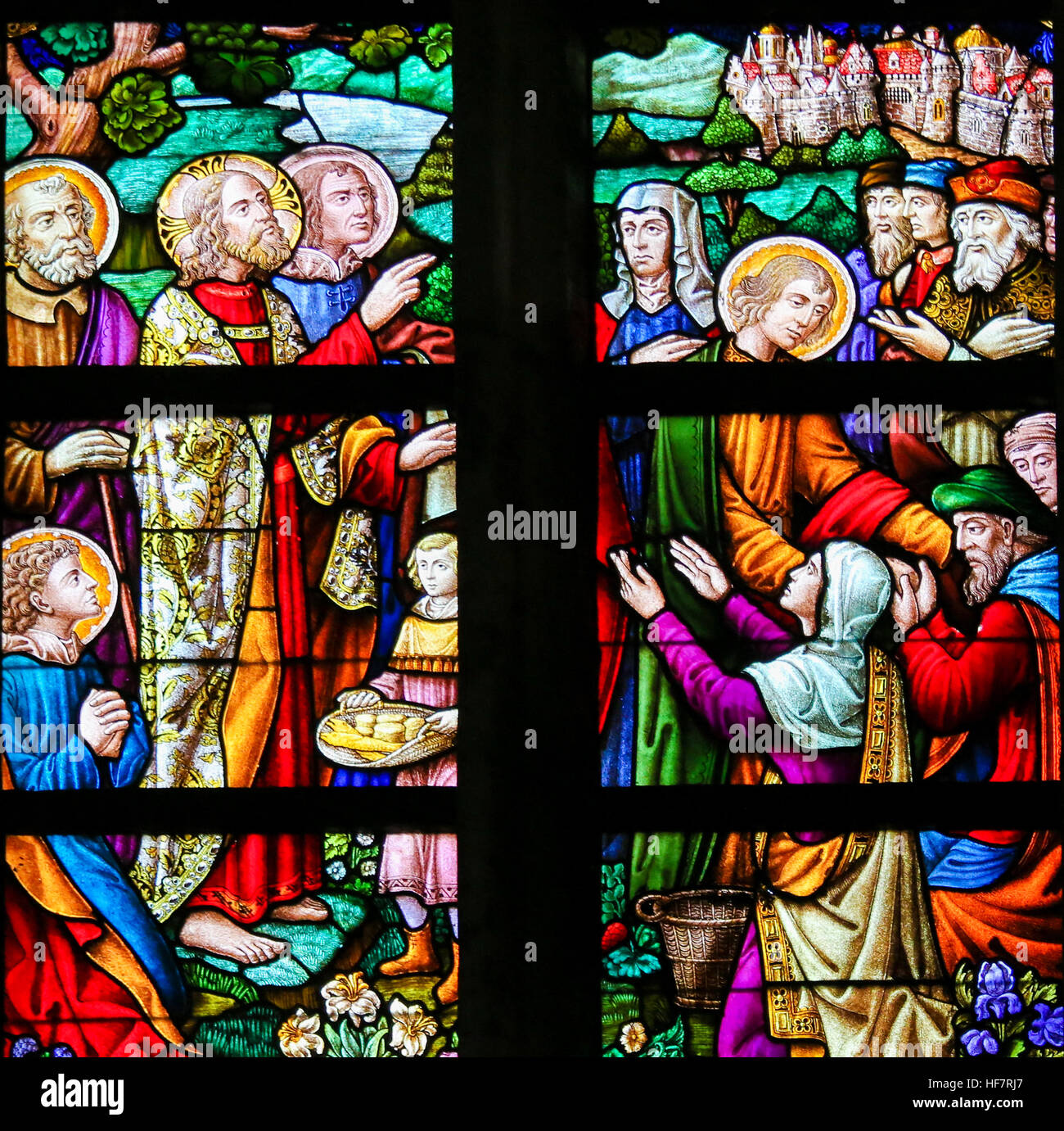 Glasmalerei Darstellung Jesu Christi und das Wunder der sieben Brote und der Fische, in der Kathedrale St. Bavo in Gent, Belgien. Stockfoto