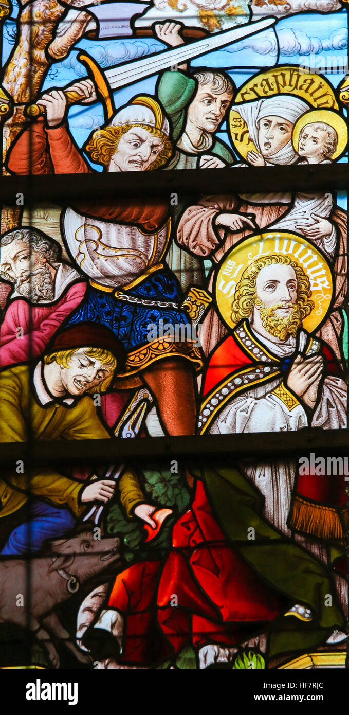 Glasmalerei Darstellung das Martyrium von St. Livinus in der Kathedrale St. Bavo in Gent, Belgien. Stockfoto
