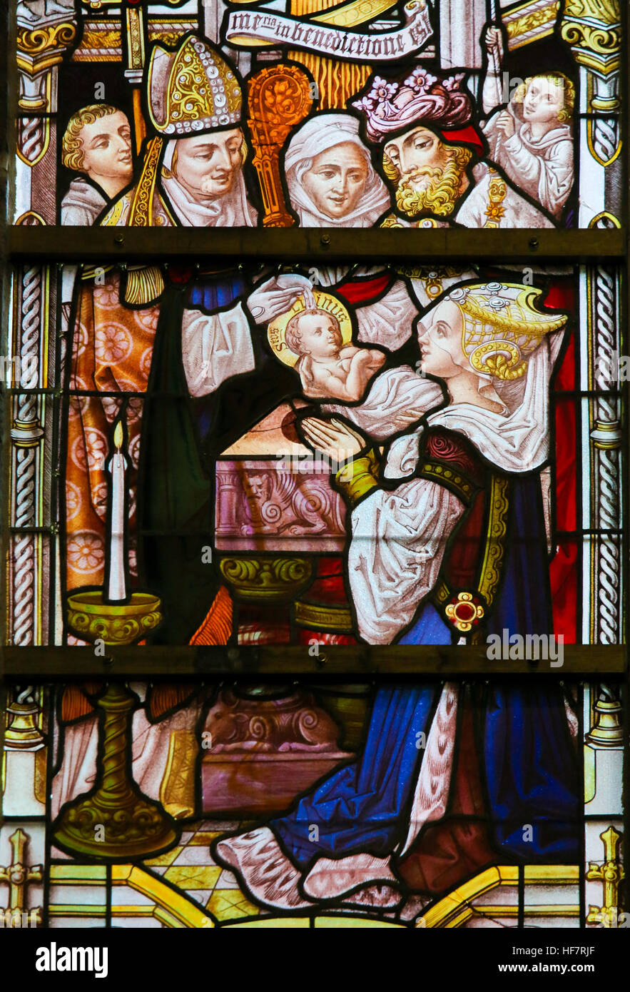 Glasmalerei, Darstellung der Taufe des Heiligen Livinus von Gent, ein Apostel in Flandern und Brabant, in der Kathedrale St. Bavo in Gent, Belgien. Stockfoto